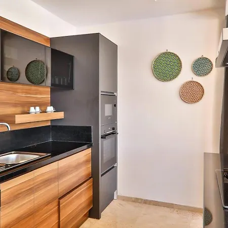 2 Bedroom Luxury 5 Minutes Drive To The Town Villa *