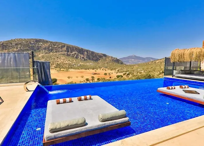 2 Bedroom Luxury 5 Minutes Drive To The Town *