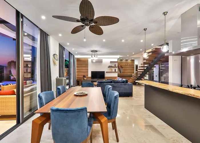 2 Bedroom Luxury 5 Minutes Drive To The Town *