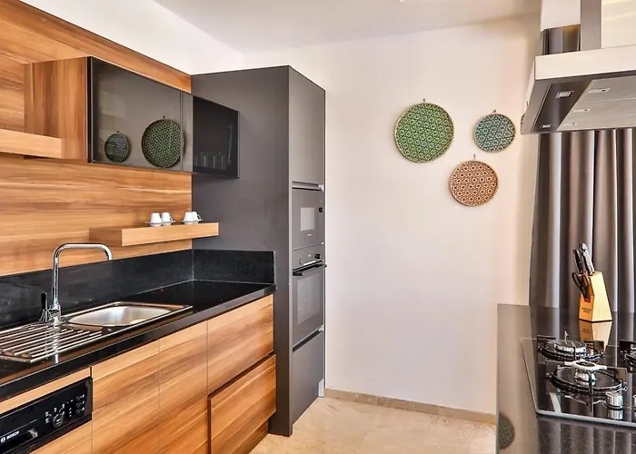 2 Bedroom Luxury 5 Minutes Drive To The Town Villa *