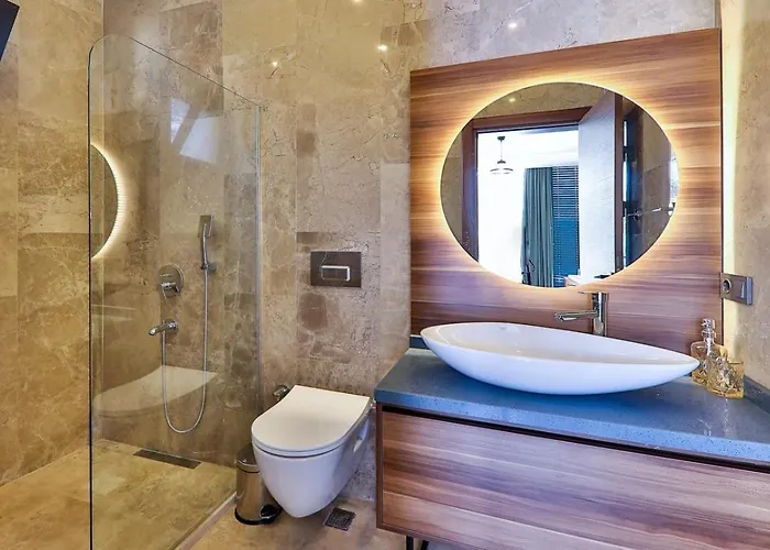 2 Bedroom Luxury 5 Minutes Drive To The Town *