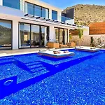 2 Bedroom Luxury 5 Minutes Drive To The Town Villa *
