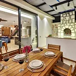 2 Bedroom Luxury 5 Minutes Drive To The Town Villa *