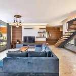 2 Bedroom Luxury 5 Minutes Drive To The Town