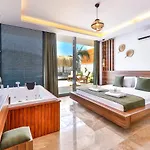 2 Bedroom Luxury 5 Minutes Drive To The Town