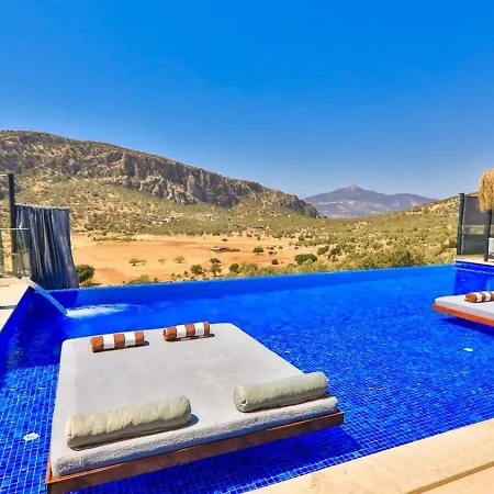 2 Bedroom Luxury 5 Minutes Drive To The Town *