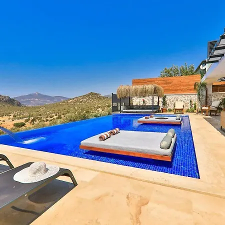 2 Bedroom Luxury 5 Minutes Drive To The Town