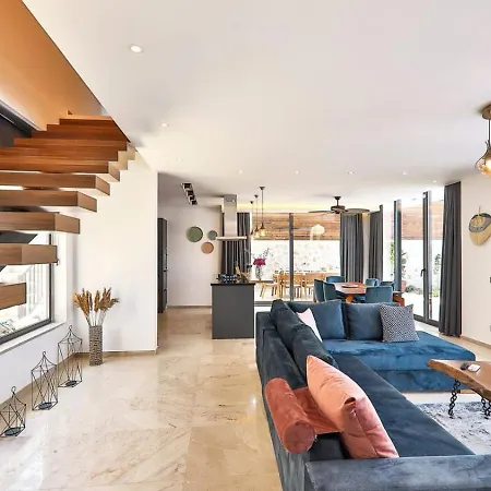 2 Bedroom Luxury 5 Minutes Drive To The Town Villa