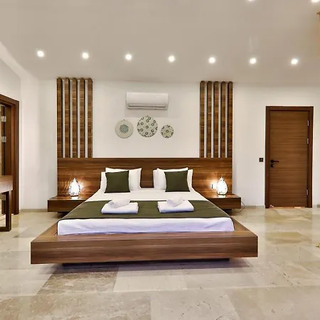 2 Bedroom Luxury 5 Minutes Drive To The Town