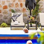 2 Bedroom Luxury 5 Minutes Drive To The Town 빌라