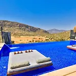 2 Bedroom Luxury 5 Minutes Drive To The Town *