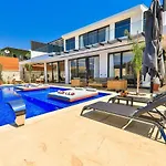 2 Bedroom Luxury 5 Minutes Drive To The Town 칼칸