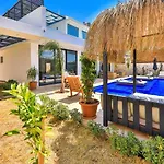 2 Bedroom Luxury 5 Minutes Drive To The Town * 칼칸