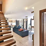 2 Bedroom Luxury 5 Minutes Drive To The Town 칼칸