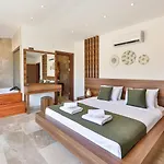 2 Bedroom Luxury 5 Minutes Drive To The Town