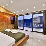 2 Bedroom Luxury 5 Minutes Drive To The Town 빌라