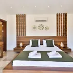 2 Bedroom Luxury 5 Minutes Drive To The Town *