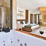 2 Bedroom Luxury 5 Minutes Drive To The Town 빌라 *