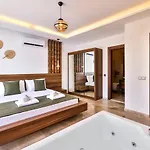 빌라 2 Bedroom Luxury 5 Minutes Drive To The Town
