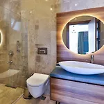 2 Bedroom Luxury 5 Minutes Drive To The Town *