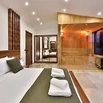 2 Bedroom Luxury 5 Minutes Drive To The Town *