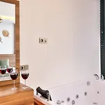 빌라 2 Bedroom Luxury 5 Minutes Drive To The Town