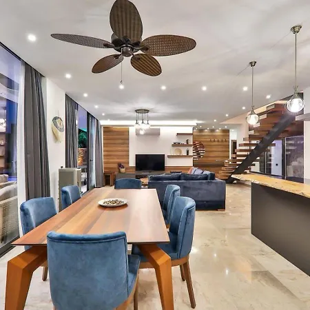 2 Bedroom Luxury 5 Minutes Drive To The Town *