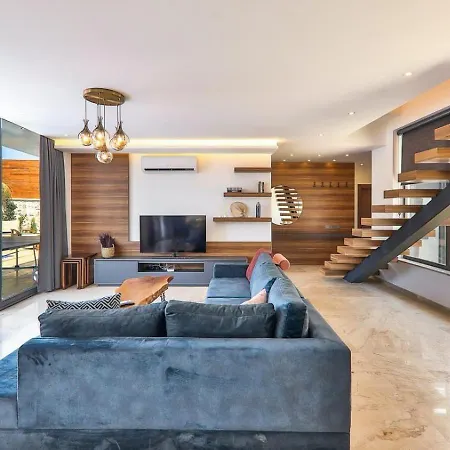 2 Bedroom Luxury 5 Minutes Drive To The Town