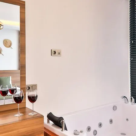 Villa 2 Bedroom Luxury 5 Minutes Drive To The Town